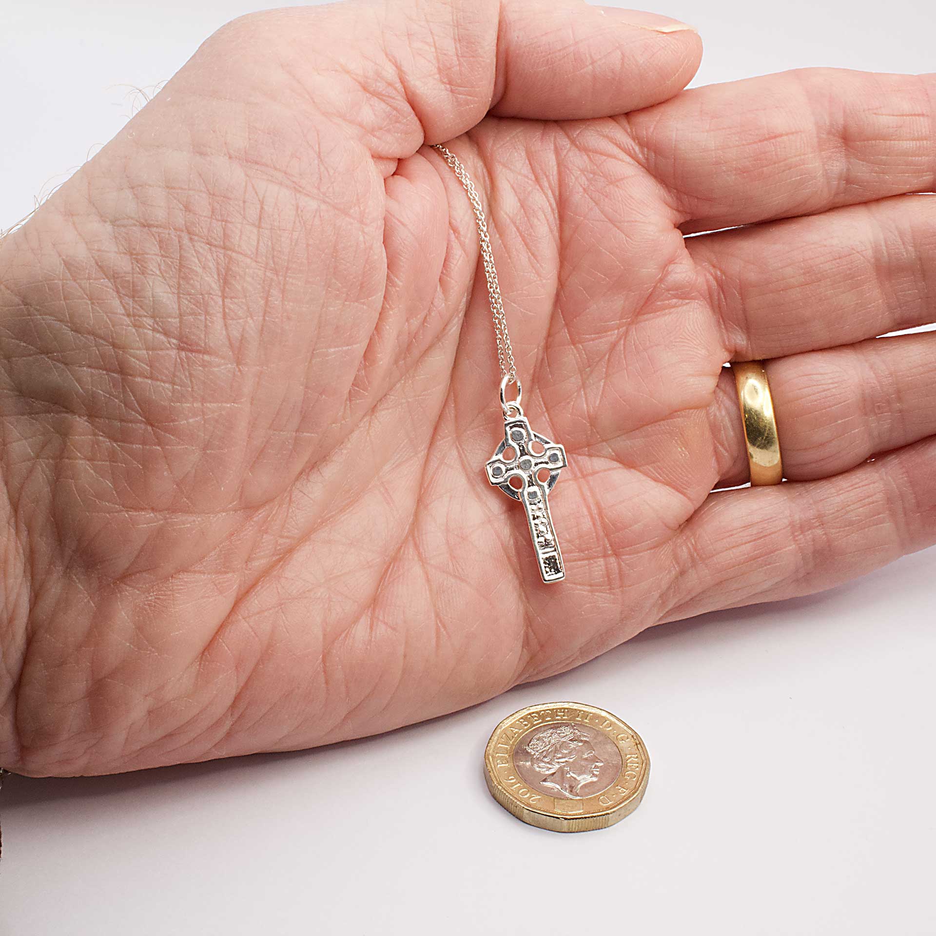 Mwclis Croes Arian o’r Casgliad Celtaidd - Image 2