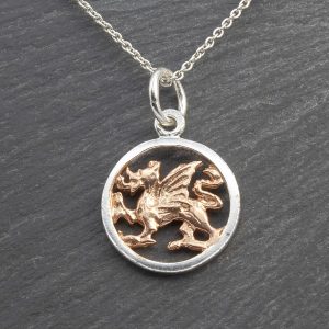 Mwclis Draig Cymraeg Arian ac Aur-Pinc o’r Casgliad Celtaidd